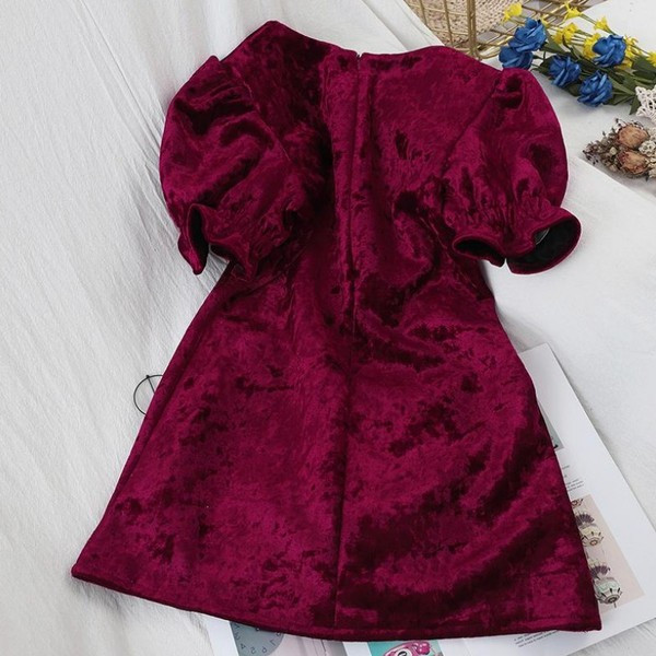 Rochie de damă elegantă din catifea în roșu și negru, cu mâneci scurte