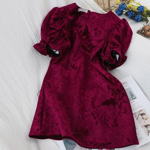 Rochie de damă elegantă din catifea în roșu și negru, cu mâneci scurte