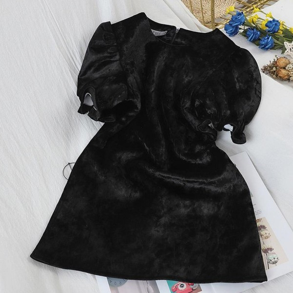 Rochie de damă elegantă din catifea în roșu și negru, cu mâneci scurte