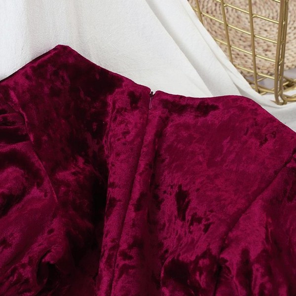 Rochie de damă elegantă din catifea în roșu și negru, cu mâneci scurte