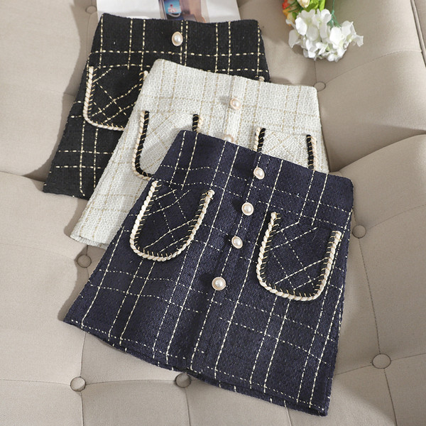 Fusta de dama din tweed in carouri cu nasturi si buzunare in alb, albastru si negru