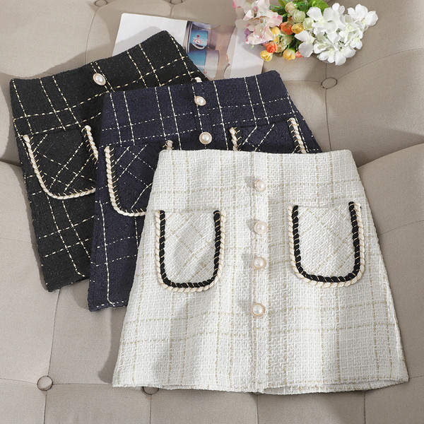 Fusta de dama din tweed in carouri cu nasturi si buzunare in alb, albastru si negru