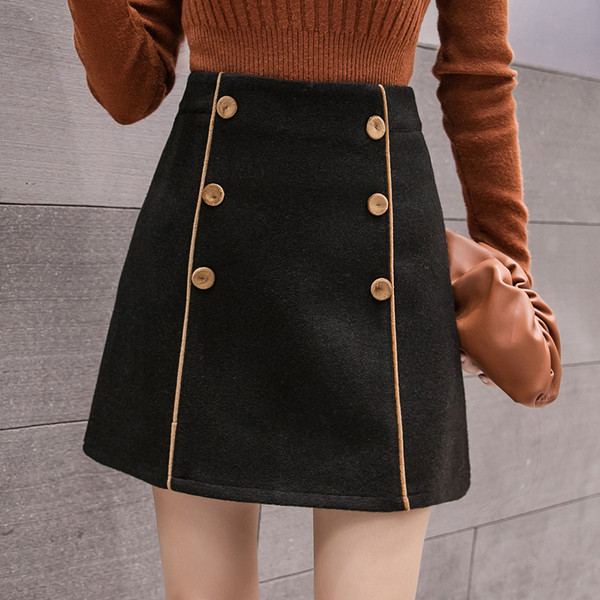 Fusta de dama moderna potrivita pentru iarna cu nasturi si talie inalta de culoare maro, negru si bej