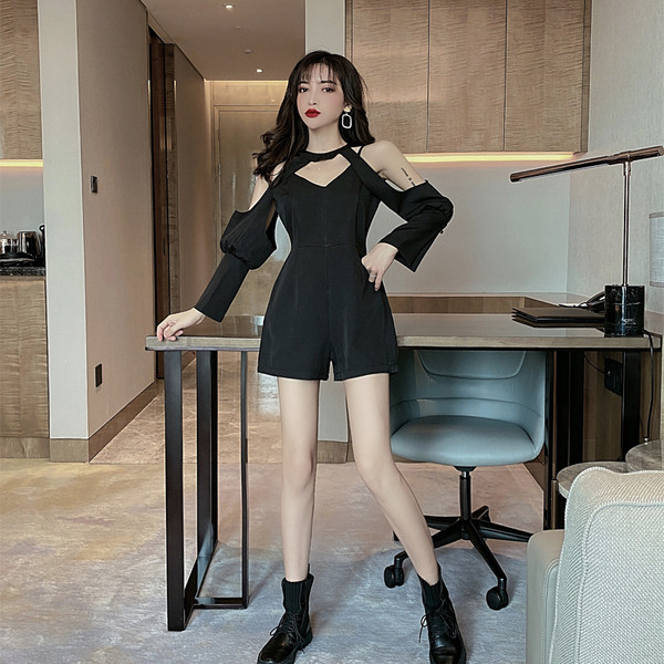 Salopetă scurtă de damă, model nou, cu decupaje și decolteu spitz în negru