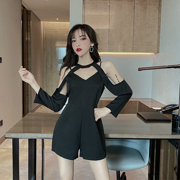 Salopetă scurtă de damă, model nou, cu decupaje și decolteu spitz în negru