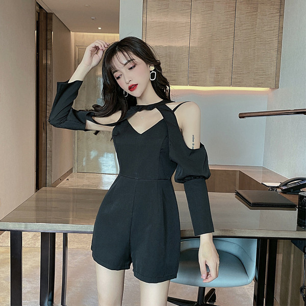 Salopetă scurtă de damă, model nou, cu decupaje și decolteu spitz în negru