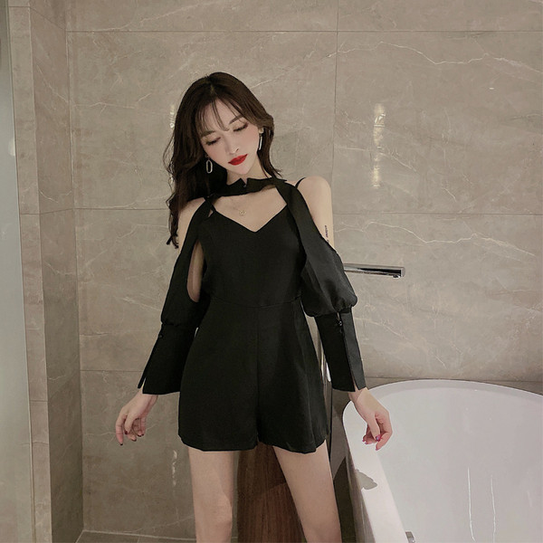 Salopetă scurtă de damă, model nou, cu decupaje și decolteu spitz în negru