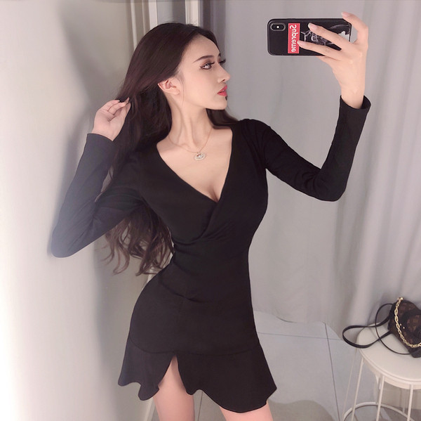 Rochie scurtă cu decolteu în V și bucle în negru