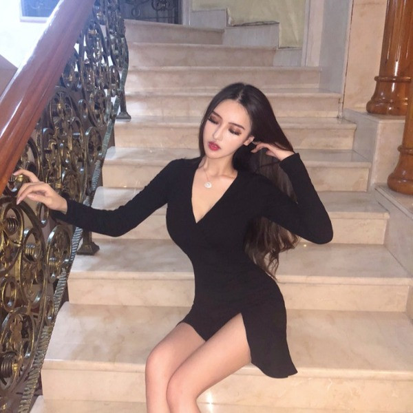 Rochie scurtă cu decolteu în V și bucle în negru