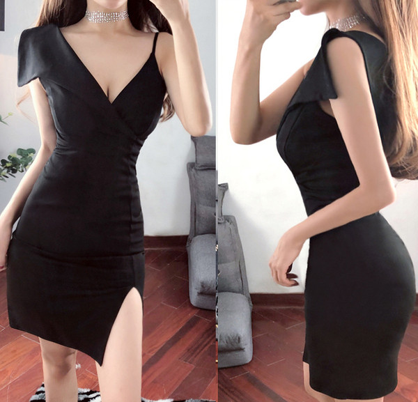 Rochie scurtă modernă, cu decolteu în V și cu fantă în negru