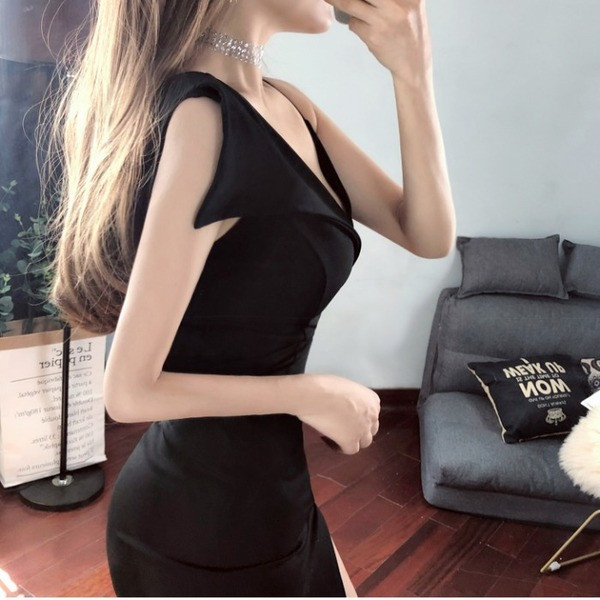 Rochie scurtă modernă, cu decolteu în V și cu fantă în negru