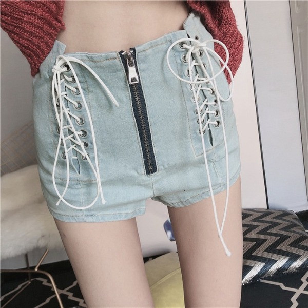 Pantaloni scurți din denim cu talie înaltă și cravate în alb, albastru și negru