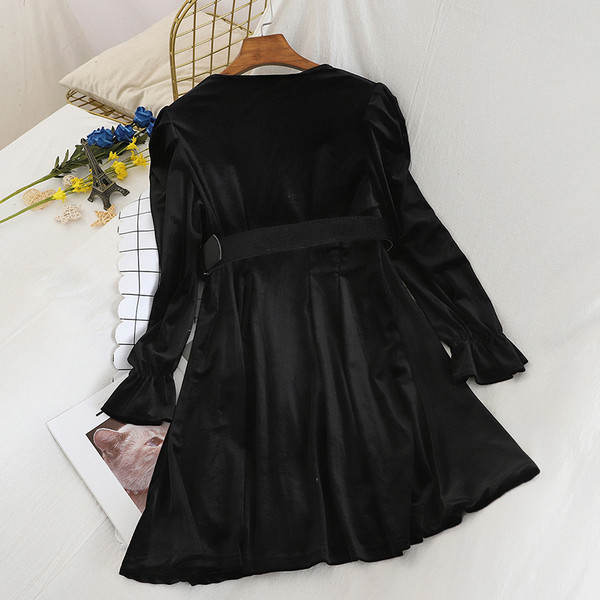 Rochie de dama din catifea neagra, cu decolteu in V si curea