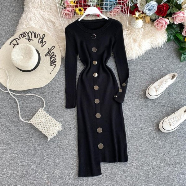 Rochie de damă asimetrică de culoare neagră, cu nasturi și mâneci lungi