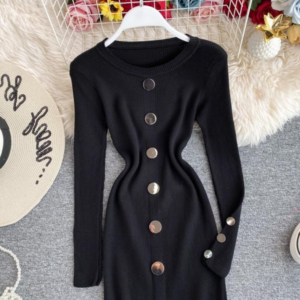 Rochie de damă asimetrică de culoare neagră, cu nasturi și mâneci lungi