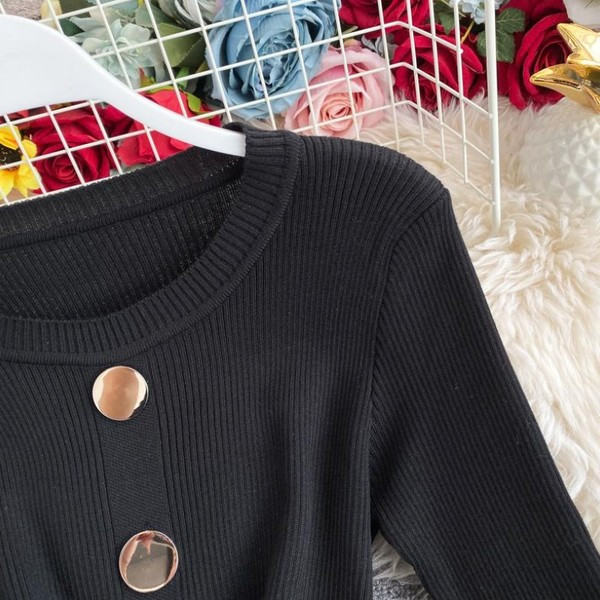 Rochie de damă asimetrică de culoare neagră, cu nasturi și mâneci lungi