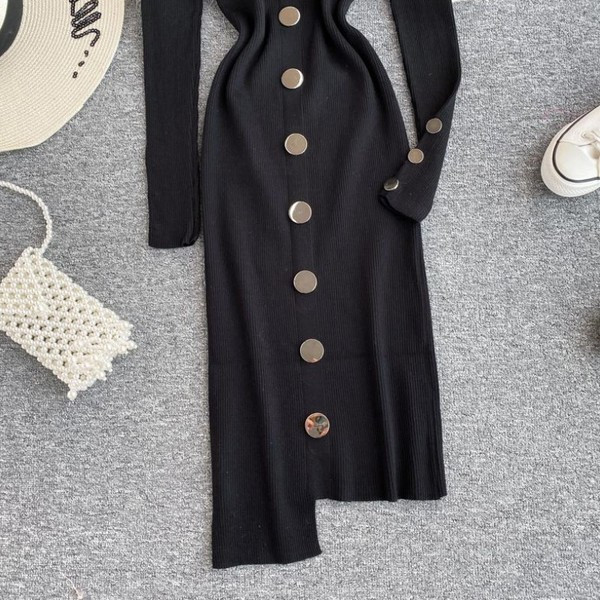 Rochie de damă asimetrică de culoare neagră, cu nasturi și mâneci lungi