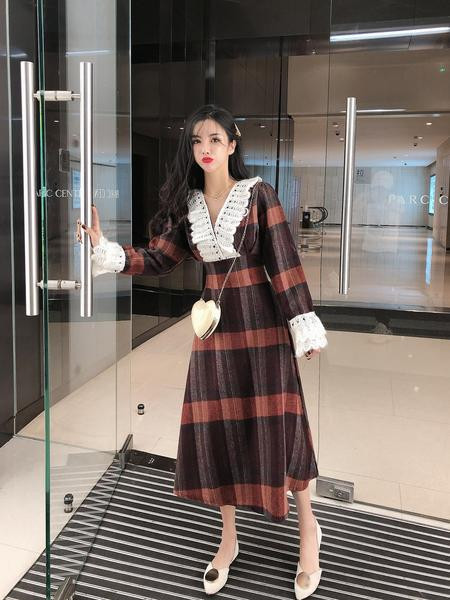 Rochie dama in carouri model croit cu decolteu spitz si maneci lungi in doua culori