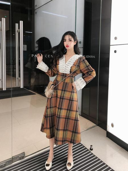 Rochie dama in carouri model croit cu decolteu spitz si maneci lungi in doua culori