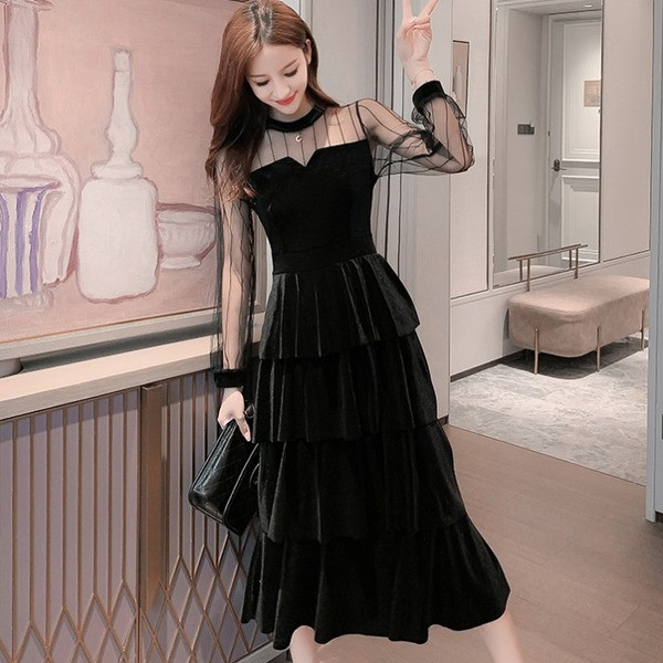 Model decupat al unei rochii de catifea de dama cu maneci sigilate de culoare neagra