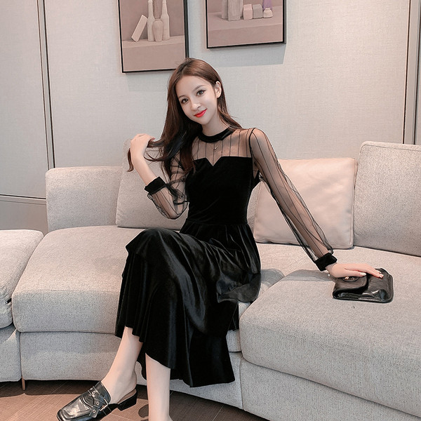 Model decupat al unei rochii de catifea de dama cu maneci sigilate de culoare neagra