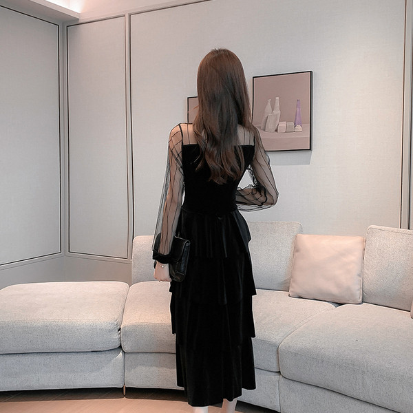 Model decupat al unei rochii de catifea de dama cu maneci sigilate de culoare neagra