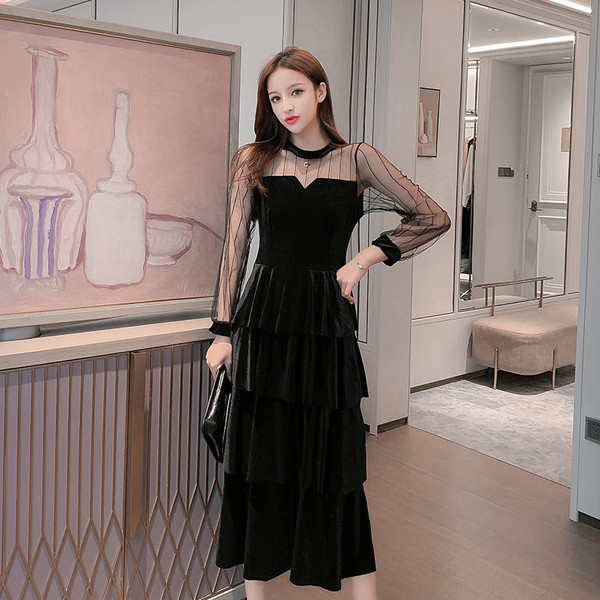 Model decupat al unei rochii de catifea de dama cu maneci sigilate de culoare neagra