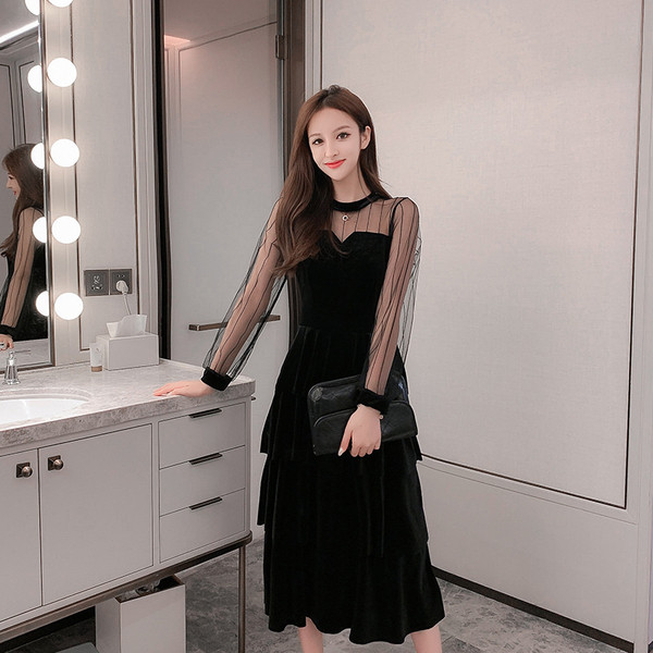 Model decupat al unei rochii de catifea de dama cu maneci sigilate de culoare neagra