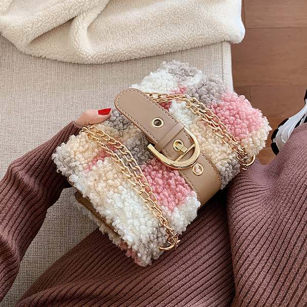 Geantă de puf de damă cu cataramă și lanț lung în culoarea roz și albastru
