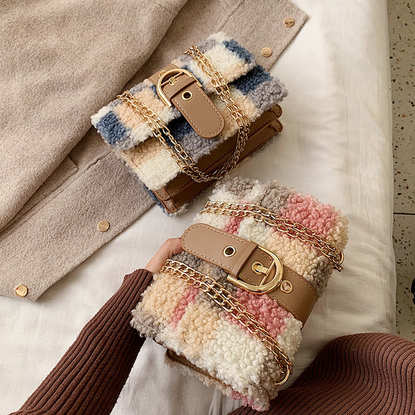 Geantă de puf de damă cu cataramă și lanț lung în culoarea roz și albastru