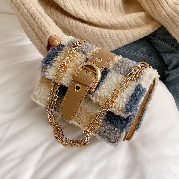 Geantă de puf de damă cu cataramă și lanț lung în culoarea roz și albastru