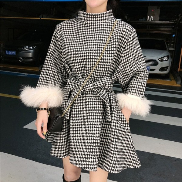 Rochie dama in carouri cu curea si puf pe maneci - model decupat