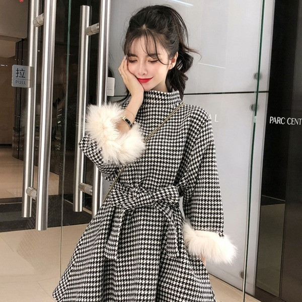 Rochie dama in carouri cu curea si puf pe maneci - model decupat