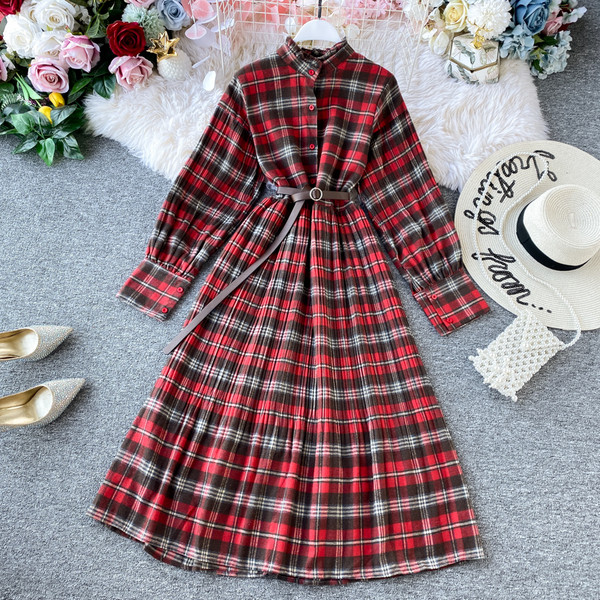 Rochie retro de damă în carouri, cu curea și până la genunchi