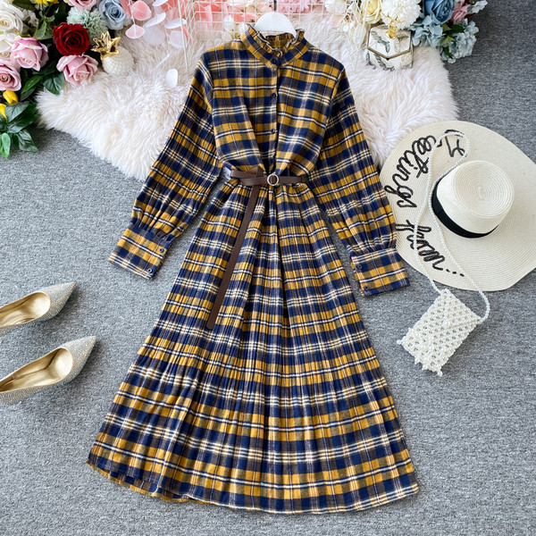 Rochie retro de damă în carouri, cu curea și până la genunchi