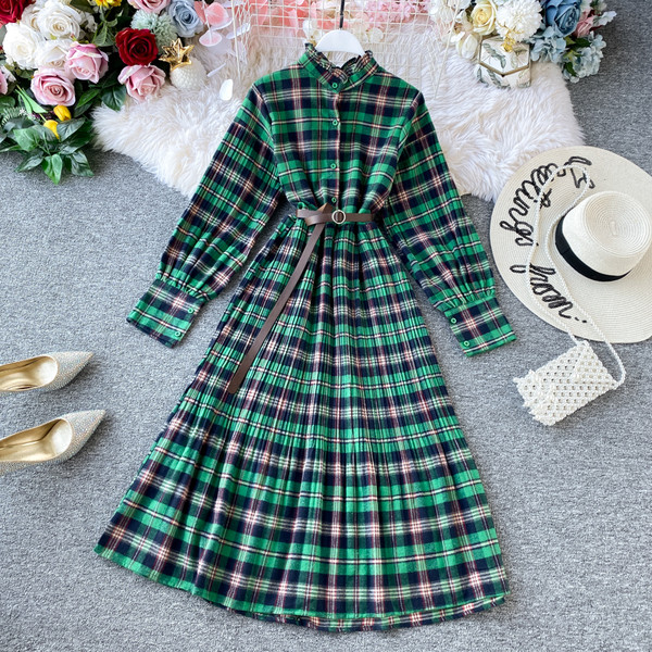 Rochie retro de damă în carouri, cu curea și până la genunchi