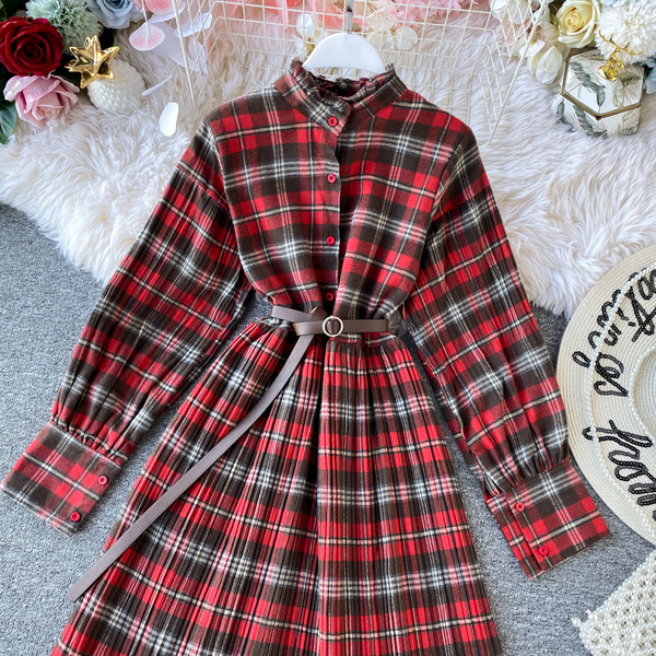 Rochie retro de damă în carouri, cu curea și până la genunchi