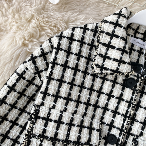 Palton de damă în carouri cu nasturi și buzunare alb-negru