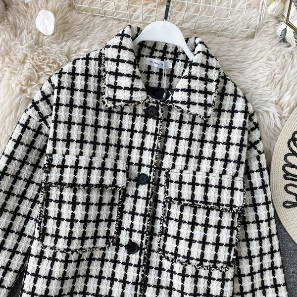 Palton de damă în carouri cu nasturi și buzunare alb-negru