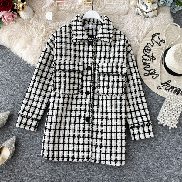 Palton de damă în carouri cu nasturi și buzunare alb-negru