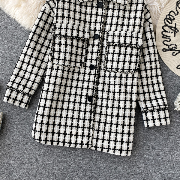 Palton de damă în carouri cu nasturi și buzunare alb-negru