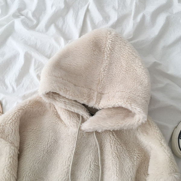 Hanorac de damă din puf de culoare bej cu buzunar și glugă