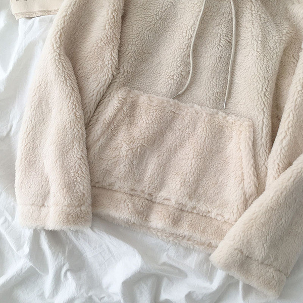 Hanorac de damă din puf de culoare bej cu buzunar și glugă