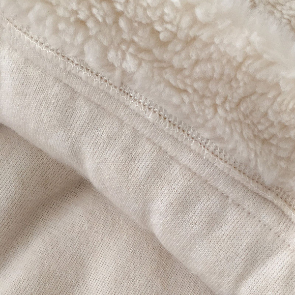 Hanorac de damă din puf de culoare bej cu buzunar și glugă