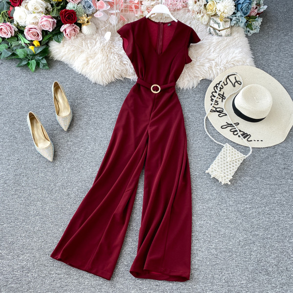 Salopetă lungă de damă elegantă, cu decolteu în V și curea