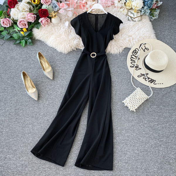 Salopetă lungă de damă elegantă, cu decolteu în V și curea