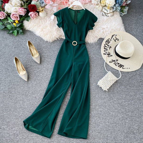 Salopetă lungă de damă elegantă, cu decolteu în V și curea