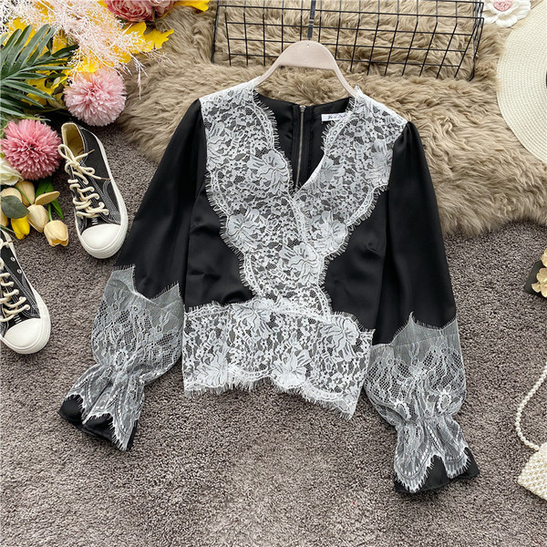 Cămașă de damă cu dantelă în stil retro și decolteu în V în bej, alb și negru