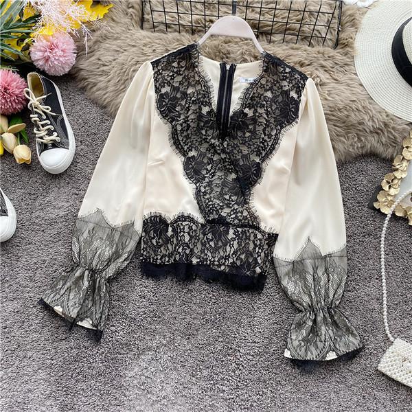 Cămașă de damă cu dantelă în stil retro și decolteu în V în bej, alb și negru