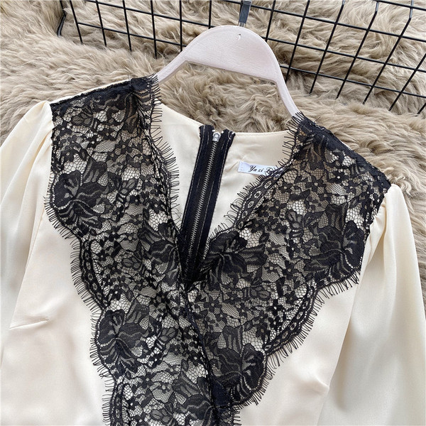 Cămașă de damă cu dantelă în stil retro și decolteu în V în bej, alb și negru